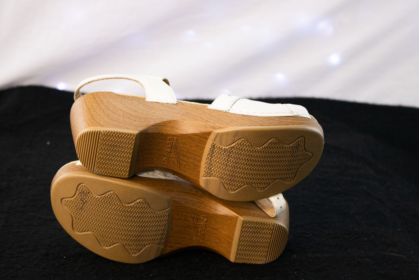 Dansko Sissy White Crinkle Patent Sandals EU 36 US 5.5–6 Wood Sole