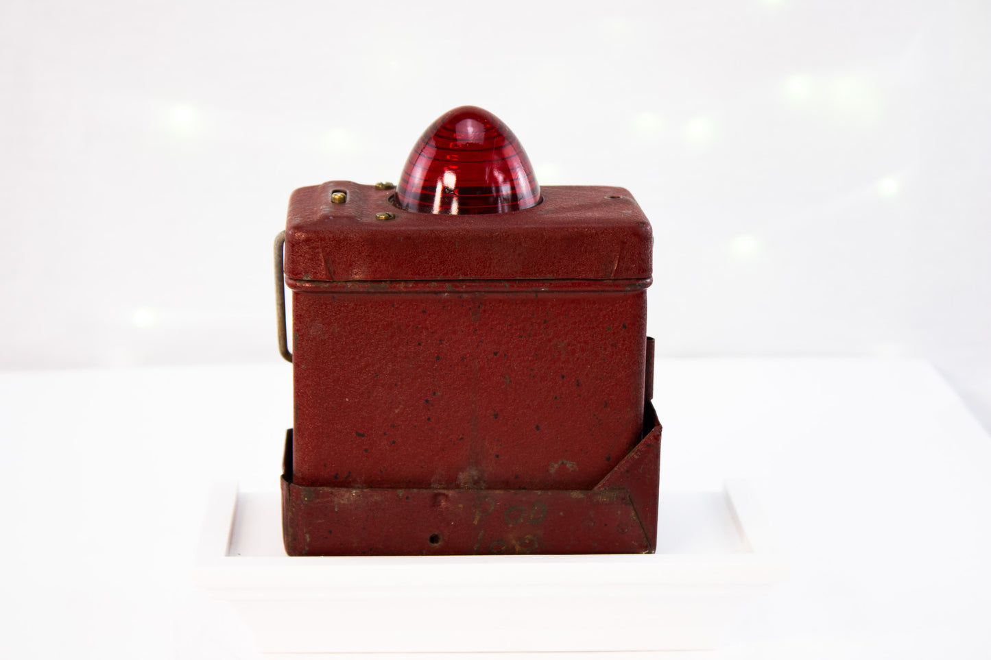 Vintage Red Industrial Warning Light – Metal Signal Beacon with Glass Lens Description