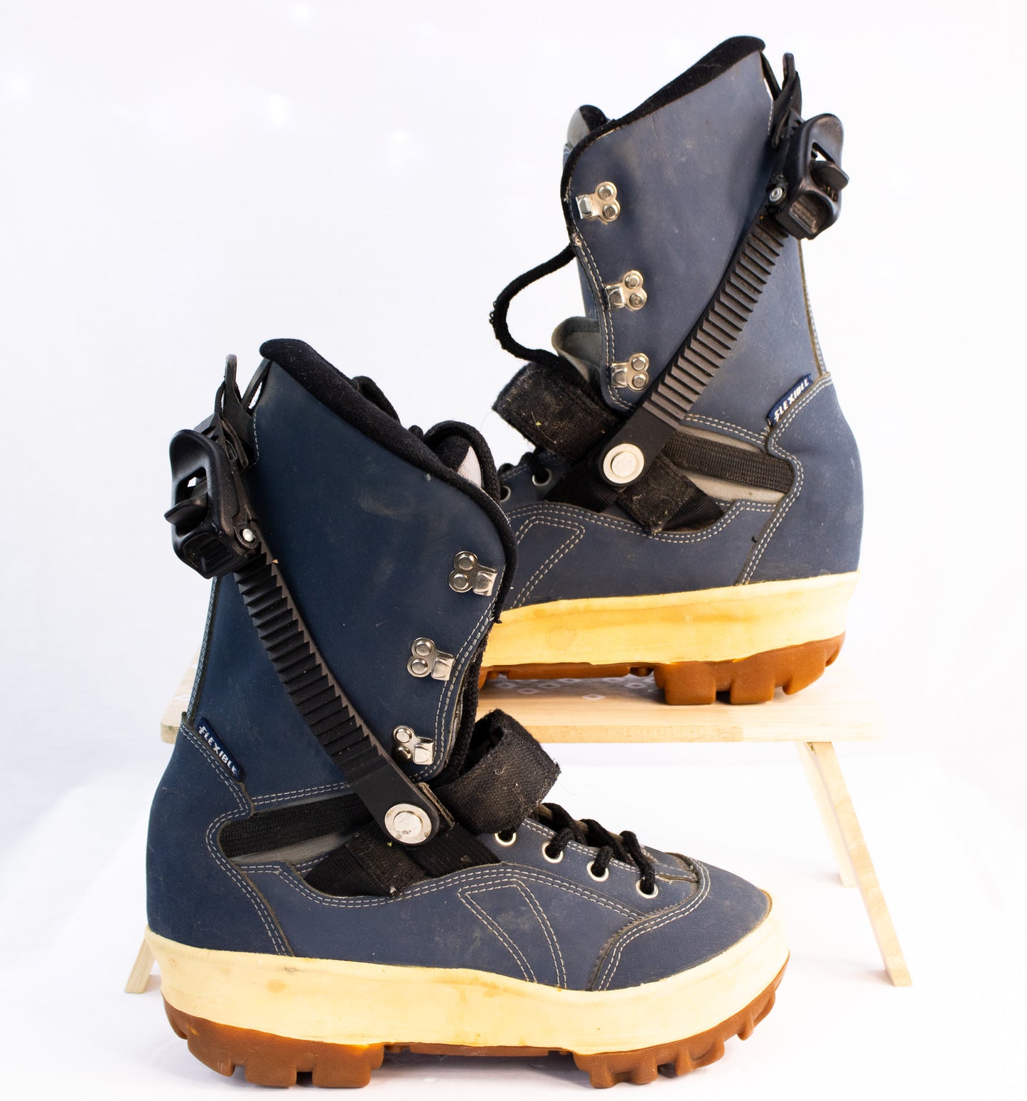 Vintage Flexible Valencia Snowboard Boots | Blue Retro Snow Gear | US 8 EU 40