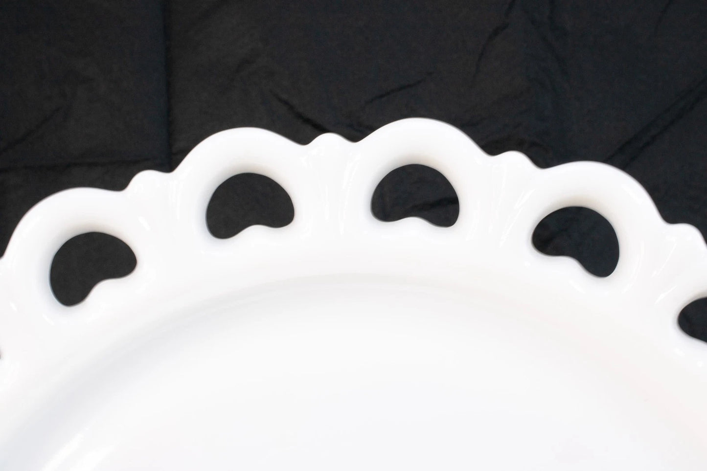 ✨ VINTAGE MILK GLASS HEART LACE SERVING PLATE — PRISTINE CONDITION, c.1950s ✨