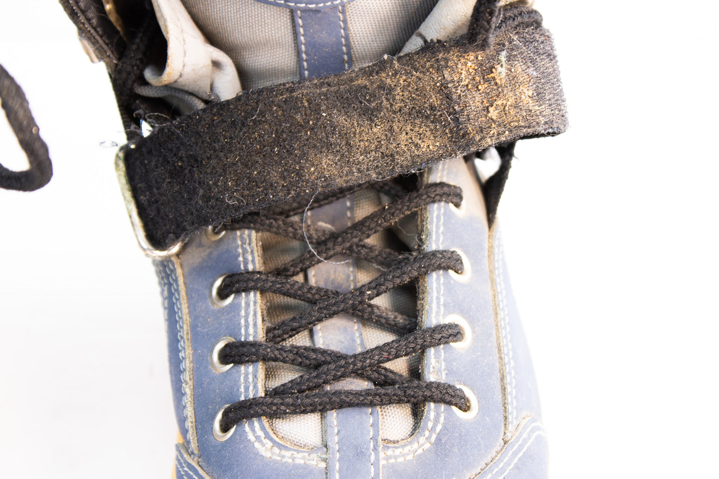 Vintage Flexible Valencia Snowboard Boots | Blue Retro Snow Gear | US 8 EU 40