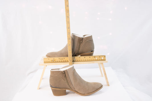 Simply Vera Vera Wang “Skylark” Sand Ankle Booties – Women’s 6.5
