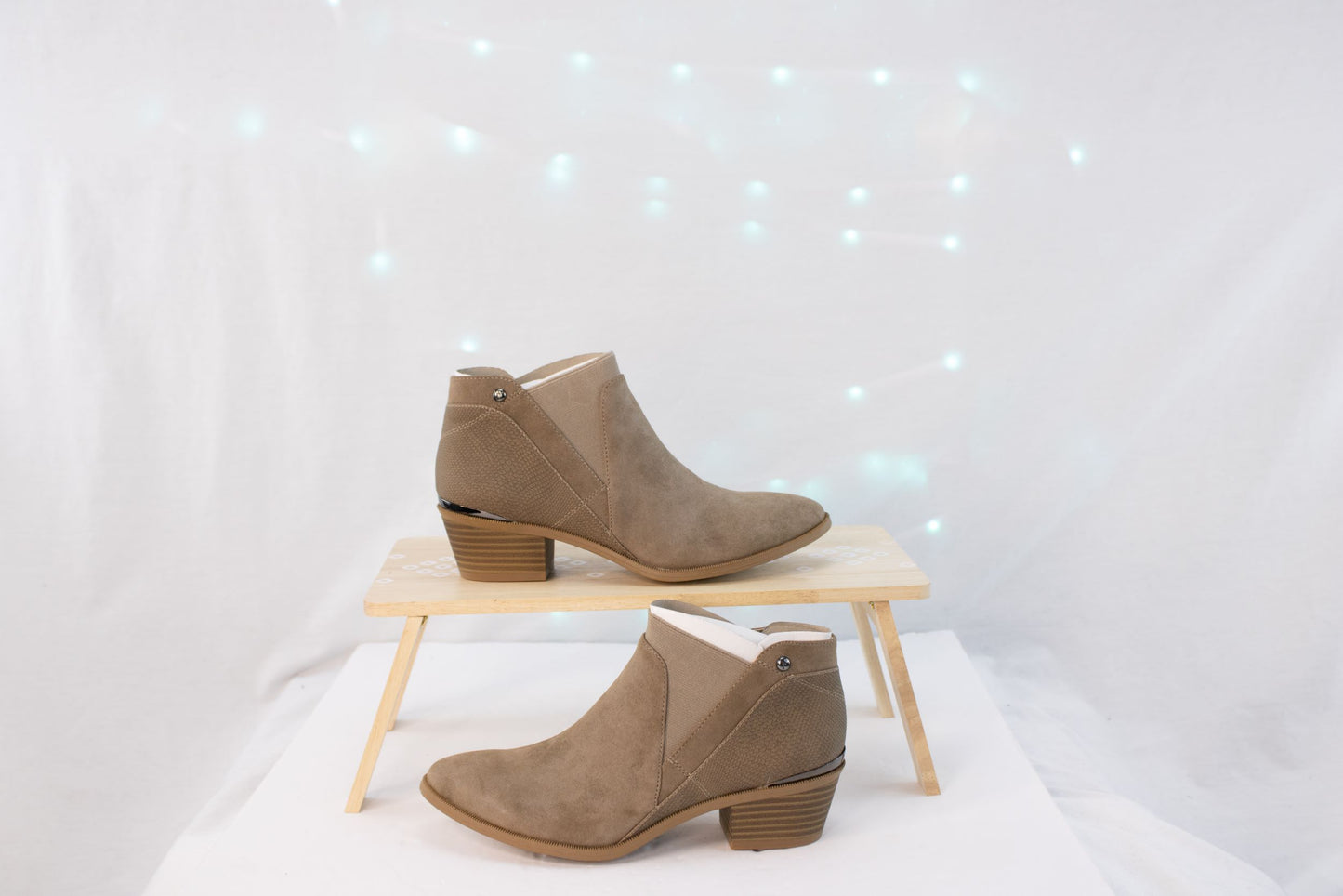 Simply Vera Vera Wang “Skylark” Sand Ankle Booties – Women’s 6.5