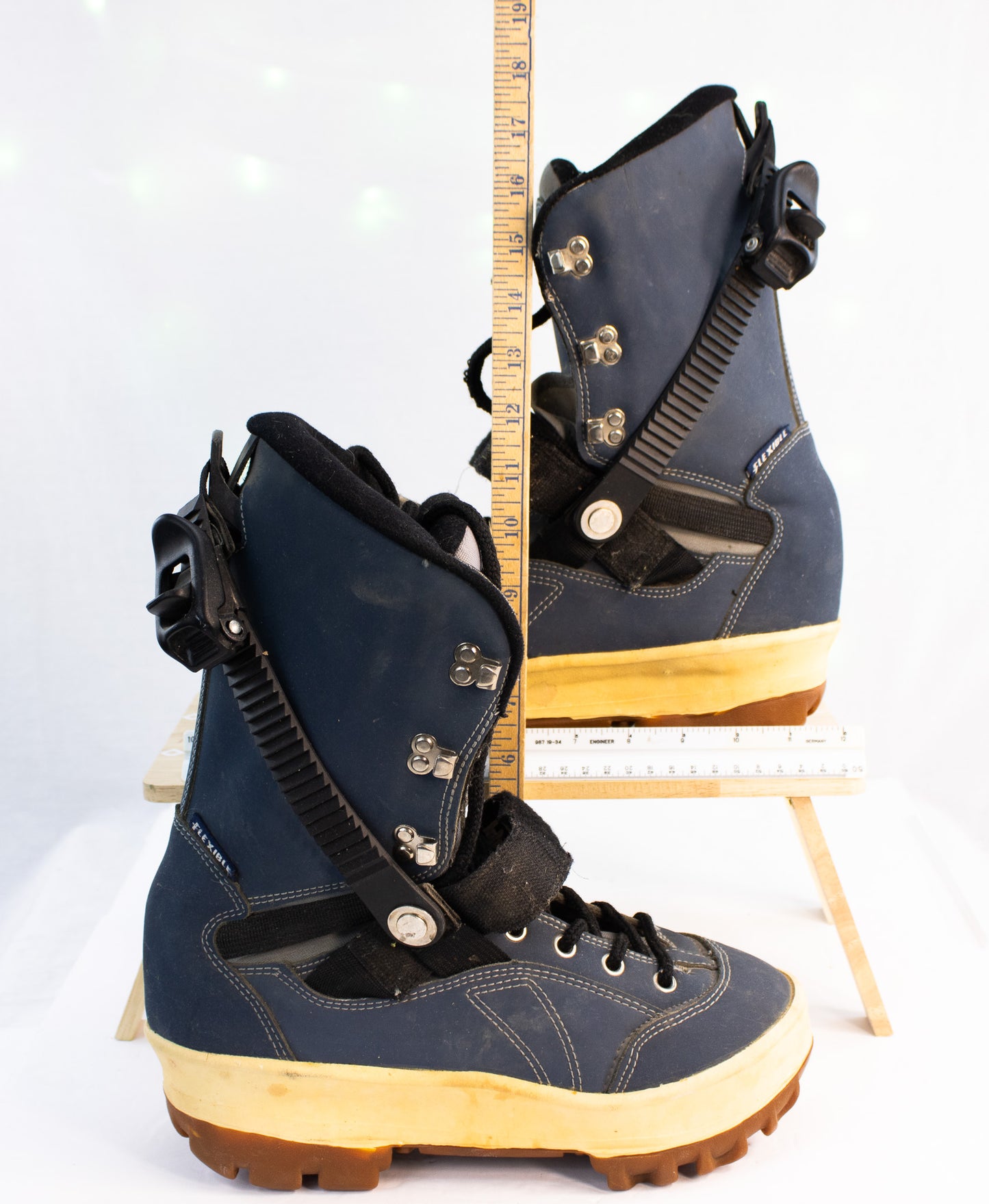 Vintage Flexible Valencia Snowboard Boots | Blue Retro Snow Gear | US 8 EU 40