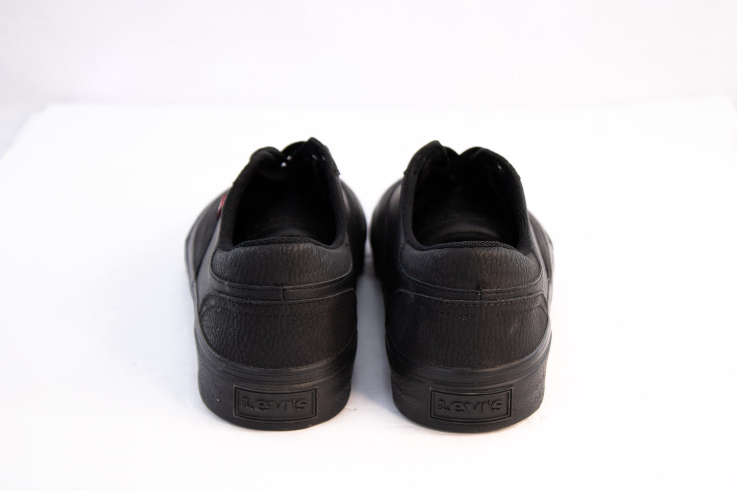 Levi’s Black Low-Top Sneakers | Men’s Size 8 | Classic Casual Skate Shoes