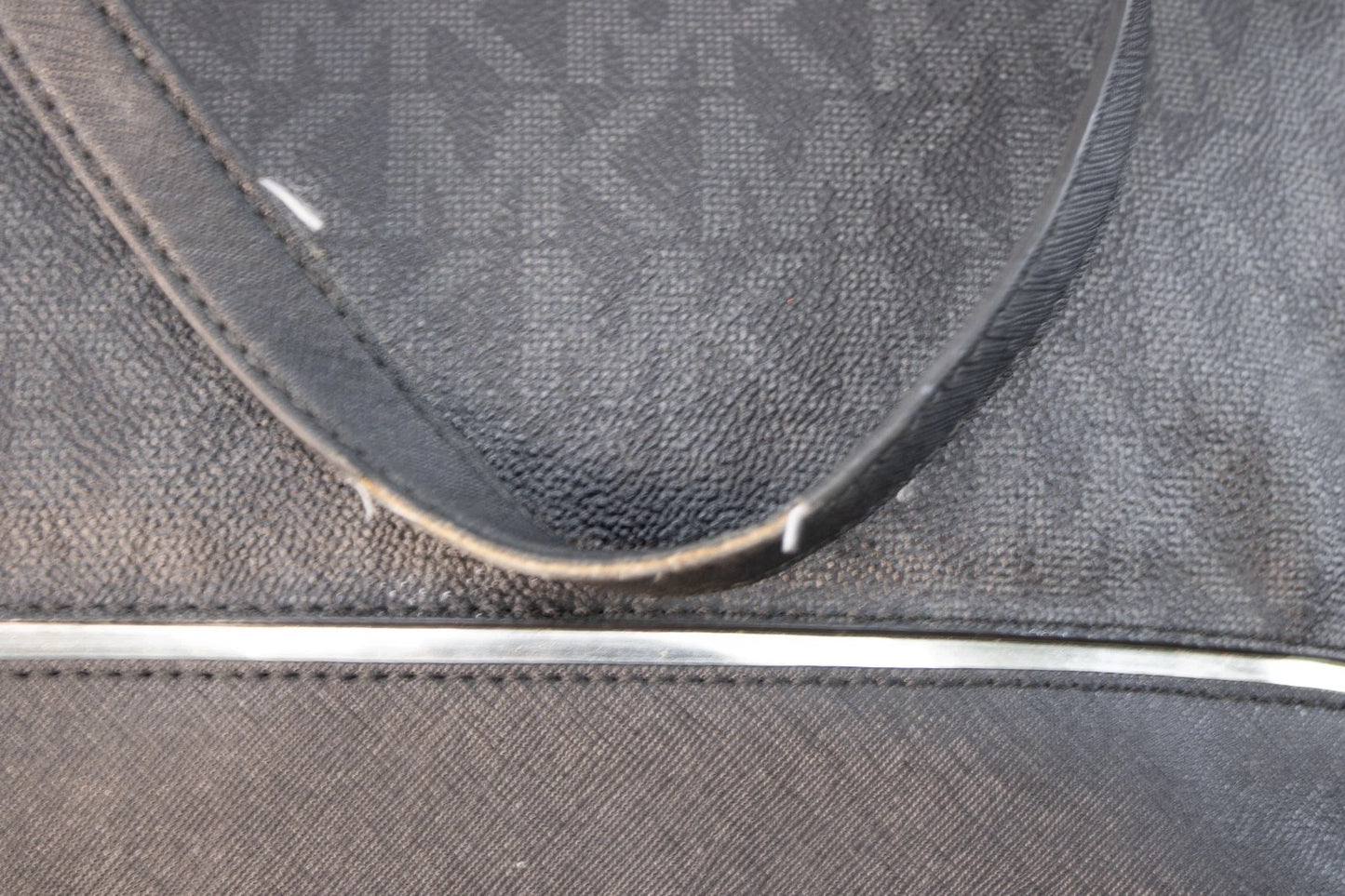 ✨ Michael Kors Jet Set East West Top-Zip Tote – Black MK Signature Canvas