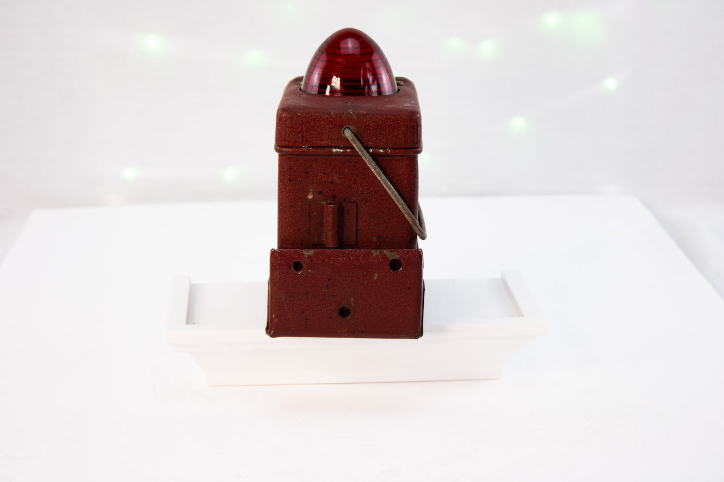 Vintage Red Industrial Warning Light – Metal Signal Beacon with Glass Lens Description