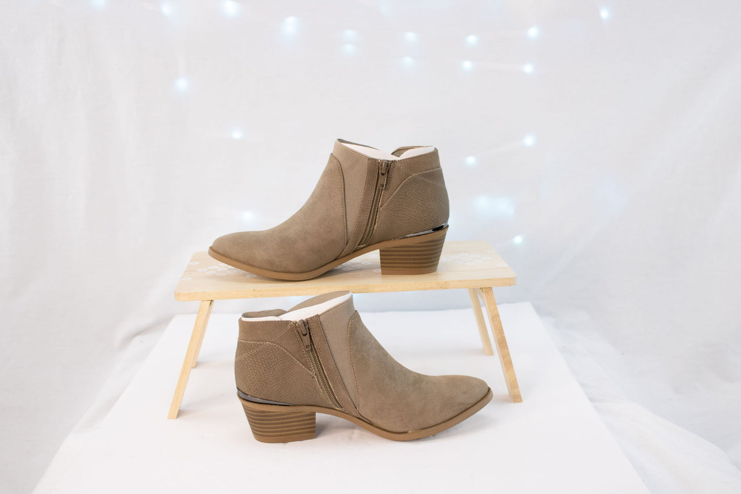 Simply Vera Vera Wang “Skylark” Sand Ankle Booties – Women’s 6.5