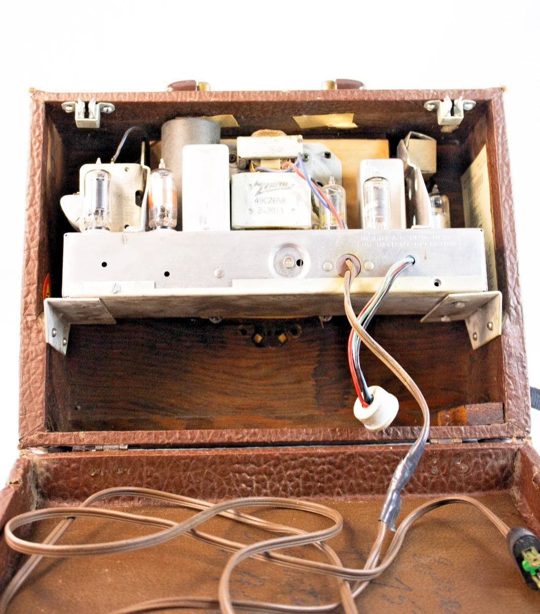 Working Vintage Zenith Tube Radio Z909 — Brown Leatherette Case Illuminated Dial