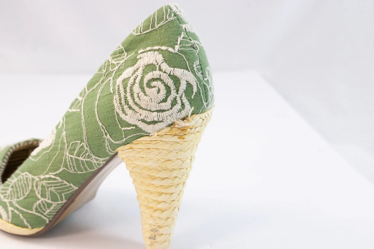 💚 Naughty Monkey Green Floral Embroidered Heels – Size 7.5 – Retro Resort Chic