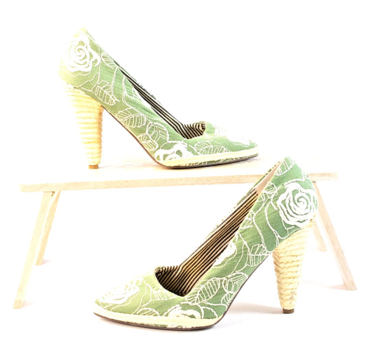 💚 Naughty Monkey Green Floral Embroidered Heels – Size 7.5 – Retro Resort Chic