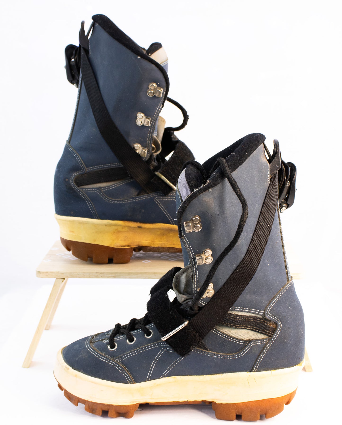 Vintage Flexible Valencia Snowboard Boots | Blue Retro Snow Gear | US 8 EU 40
