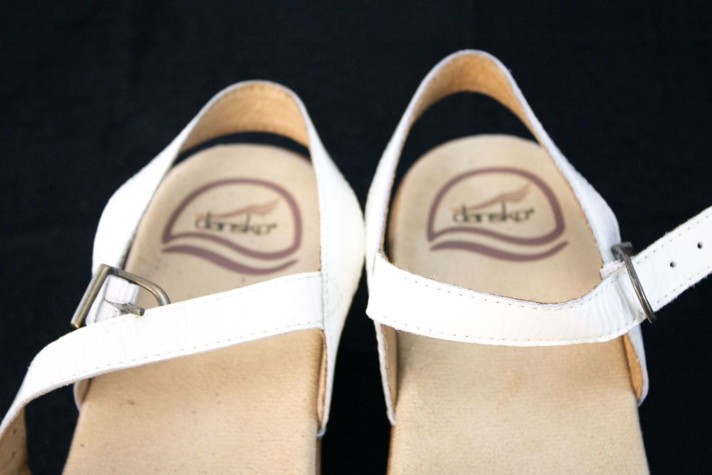 Dansko Sissy White Crinkle Patent Sandals EU 36 US 5.5–6 Wood Sole