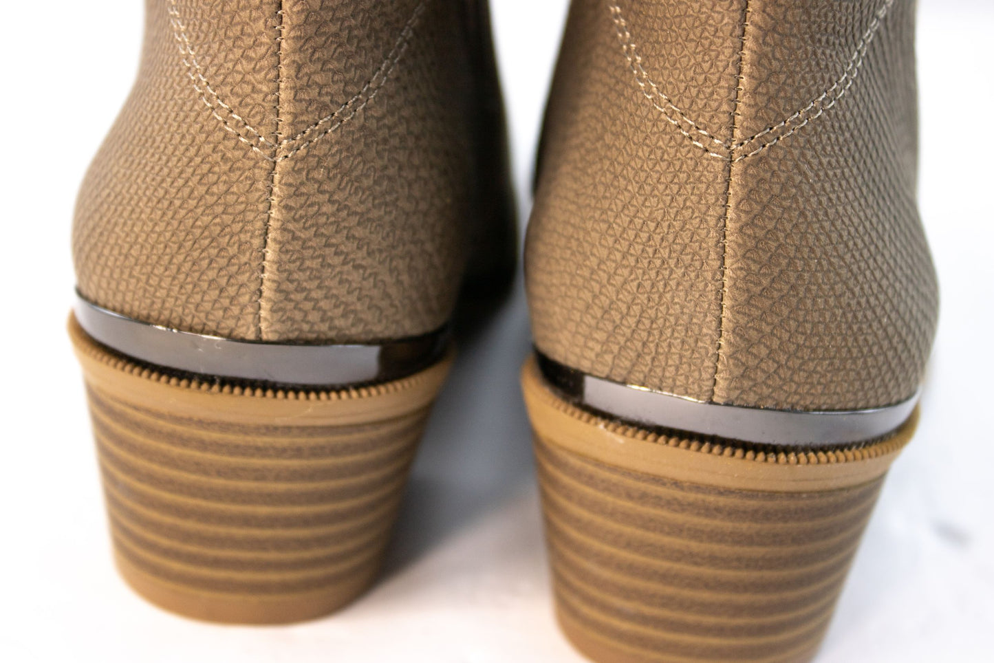 Simply Vera Vera Wang “Skylark” Sand Ankle Booties – Women’s 6.5