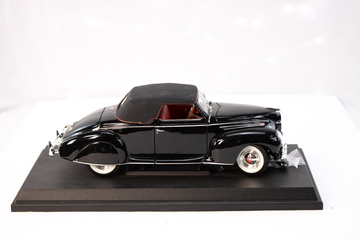 1939 Lincoln Zephyr Convertible Diecast Model – 1:18 Scale – Signature Models